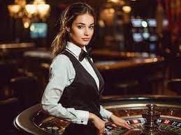 Pemain menikmati permainan Live Casino online dengan dealer asli dan antarmuka responsif di smartphone